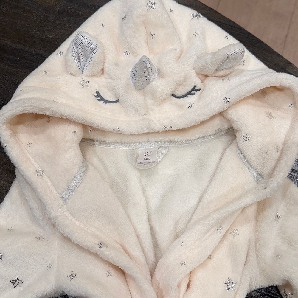 GAP Soft Cream Toddler Robe with silver Star Accents, unicorn hood. Size 3 - Picture 3 of 5